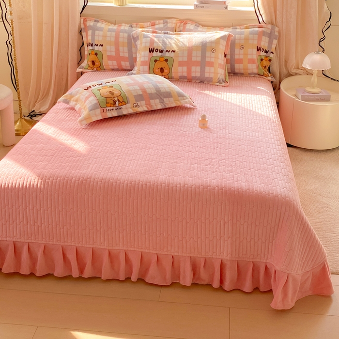 91家纺网 家纺一手货源 找家纺 富之航家纺 2025秋冬新款牛奶绒印花床盖四件套 小格熊