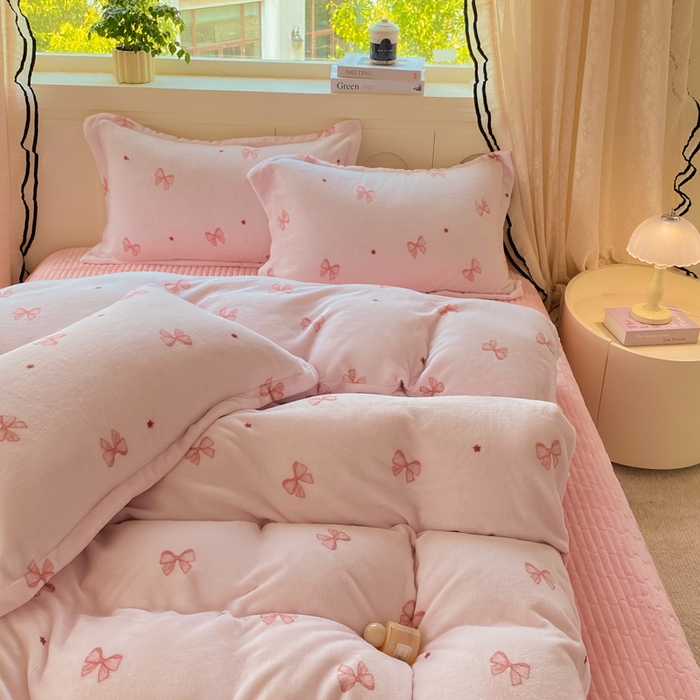 91家纺网 家纺一手货源 找家纺 富之航家纺 2025秋冬新款牛奶绒印花床盖四件套 粉红结