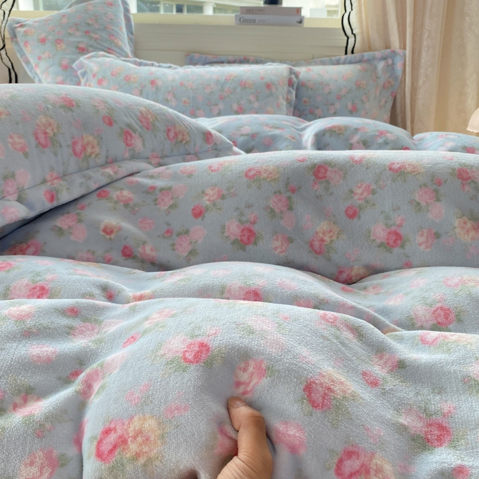 91家纺网 家纺一手货源 找家纺 富之航家纺 2025秋冬新款牛奶绒印花床盖四件套 花间梦