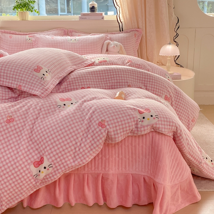 91家纺网 家纺一手货源 找家纺 富之航家纺 2025秋冬新款牛奶绒印花床盖四件套 幸运猫咪