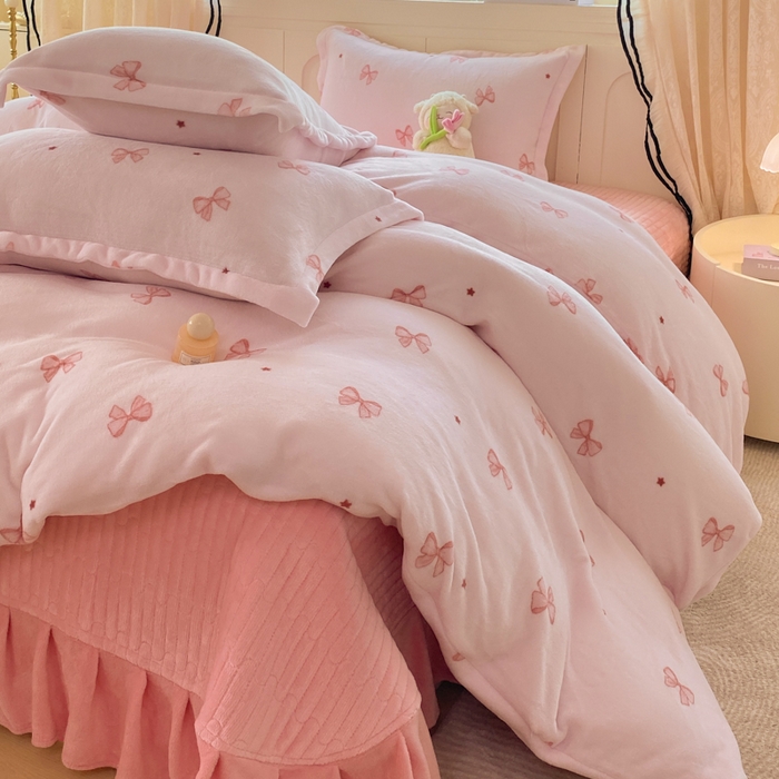 91家纺网 家纺一手货源 找家纺 富之航家纺 2025秋冬新款牛奶绒印花床盖四件套 粉红结