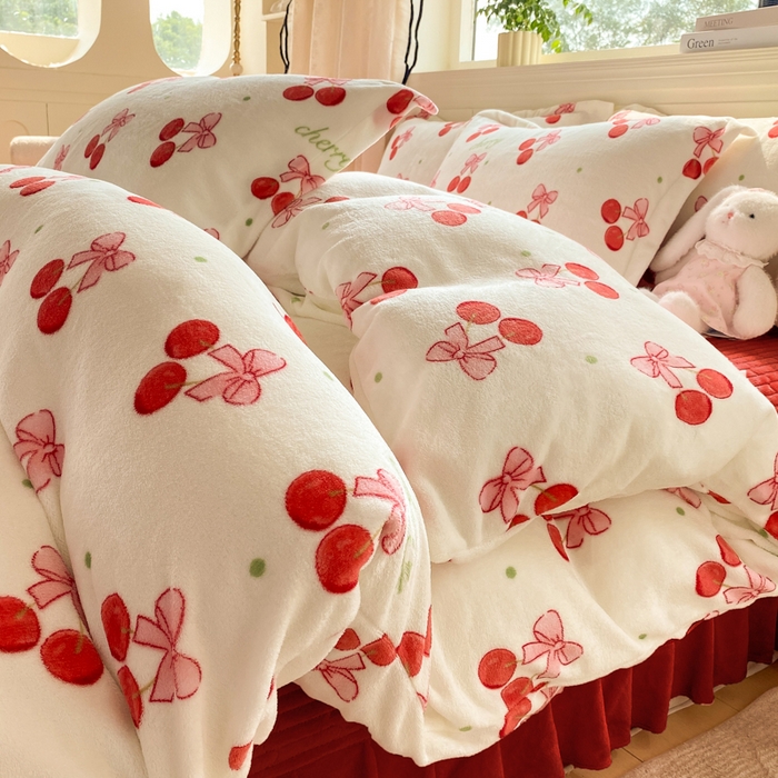 91家纺网 家纺一手货源 找家纺 富之航家纺 2025秋冬新款牛奶绒印花床盖四件套 甜蜜樱桃