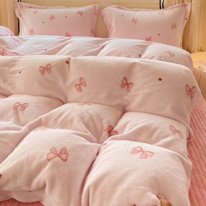 91家纺网 家纺一手货源 找家纺 富之航家纺 2025秋冬新款牛奶绒印花床盖四件套 粉红结