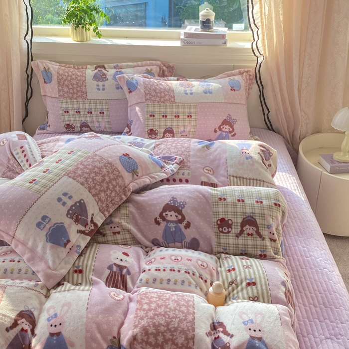 91家纺网 家纺一手货源 找家纺 富之航家纺 2025秋冬新款牛奶绒印花床盖四件套 快乐小女孩