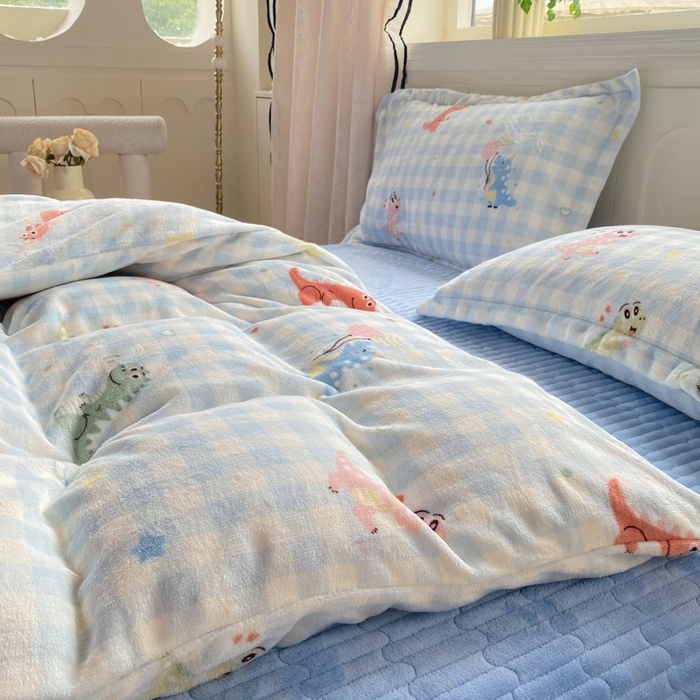 91家纺网 家纺一手货源 找家纺 富之航家纺 2025秋冬新款牛奶绒印花床盖四件套 欢乐恐龙
