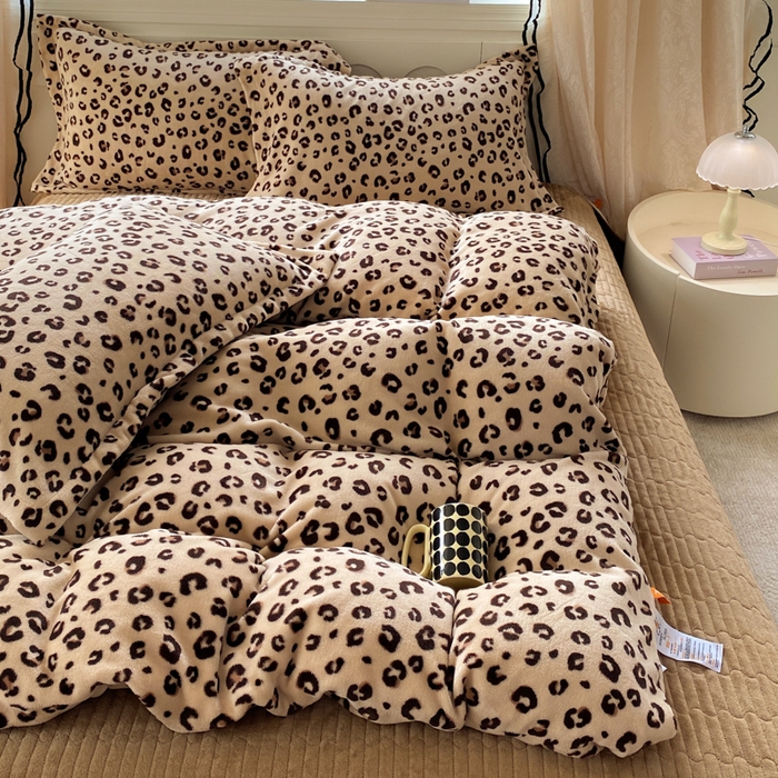 91家纺网 家纺一手货源 找家纺 富之航家纺 2025秋冬新款牛奶绒印花床盖四件套 豹纹咖