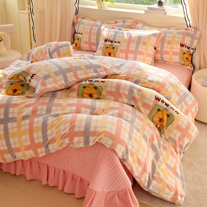 91家纺网 家纺一手货源 找家纺 富之航家纺 2025秋冬新款牛奶绒印花床盖四件套 小格熊