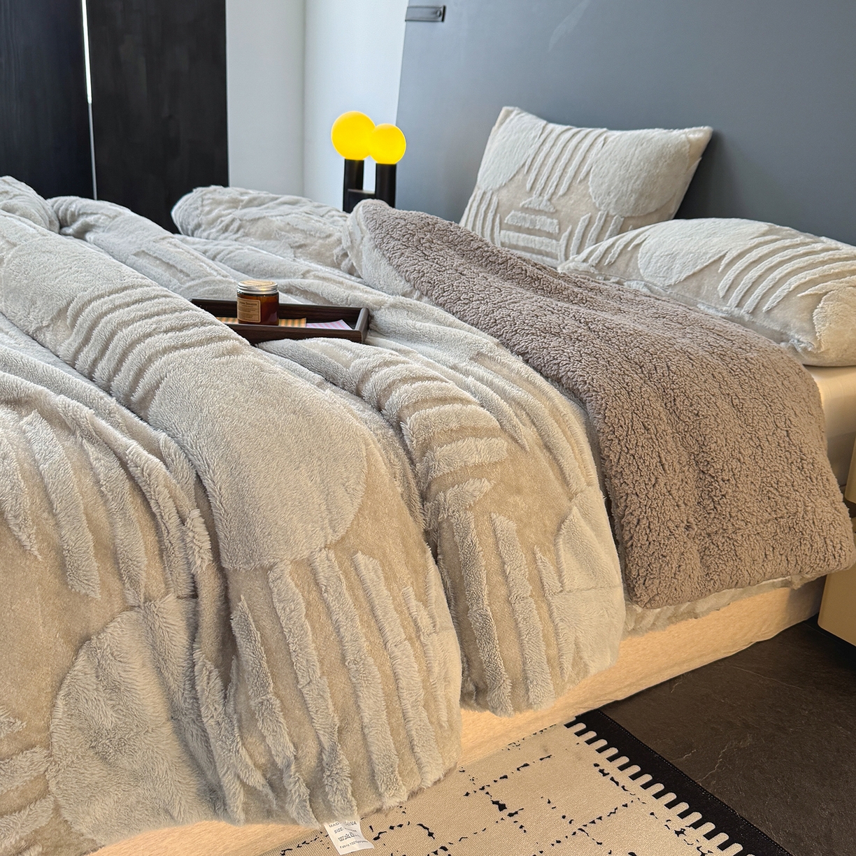 91家纺网 家纺一手货源 找家纺 枋梢家纺 2025新款亮丝兔毛绒兔毛提花北欧几何羊羔绒 双层加厚保暖盖毯 居家午睡保暖毯 几何-浅灰