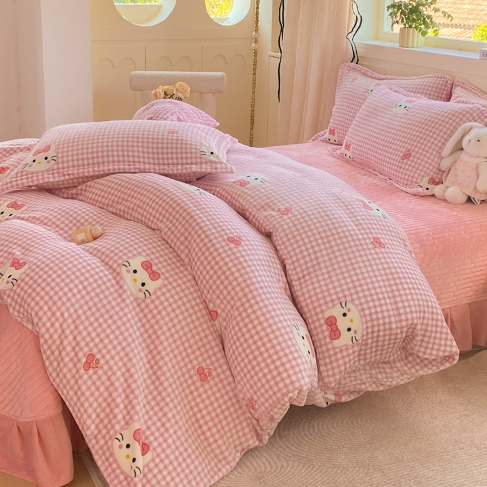 91家纺网 家纺一手货源 找家纺 富之航家纺 2025秋冬新款牛奶绒印花床盖四件套 幸运猫咪