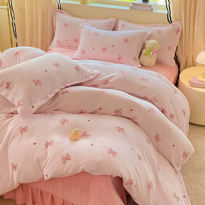 91家纺网 家纺一手货源 找家纺 富之航家纺 2025秋冬新款牛奶绒印花床盖四件套 粉红结