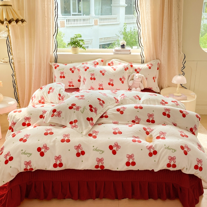 91家纺网 家纺一手货源 找家纺 富之航家纺 2025秋冬新款牛奶绒印花床盖四件套 甜蜜樱桃