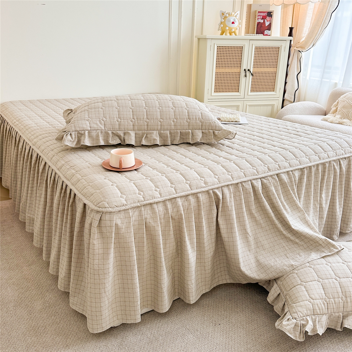 91家纺网 家纺一手货源 找家纺 十个点家纺 2025新款加厚磨毛木棉床裙三件套-格小格系列 格小格-金驼