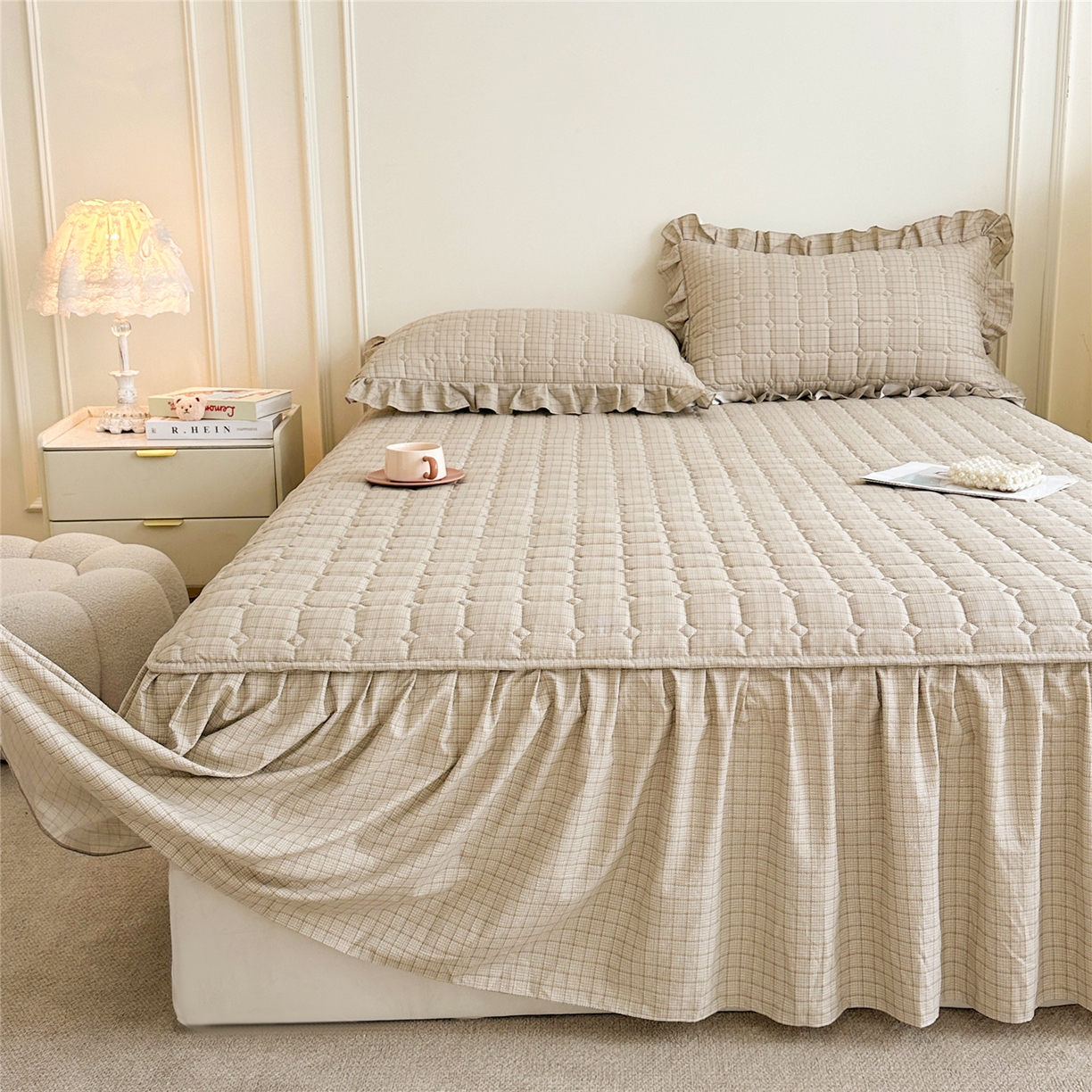 91家纺网 家纺一手货源 找家纺 十个点家纺 2025新款加厚磨毛木棉床裙三件套-格小格系列 格小格-金驼