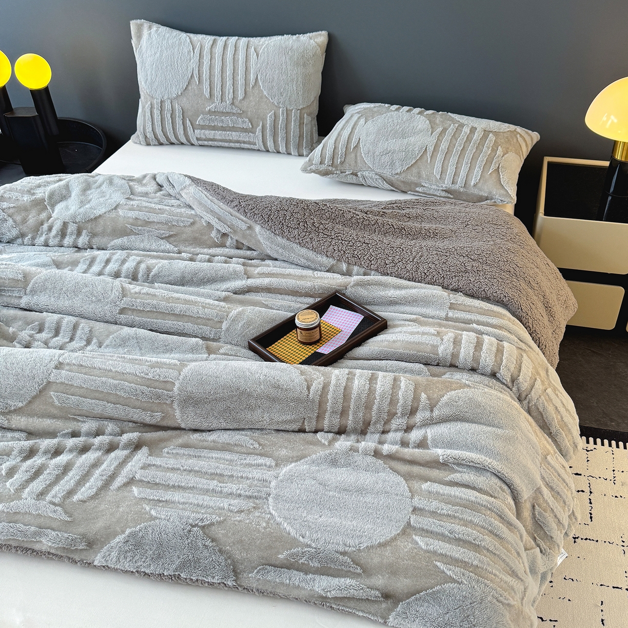 91家纺网 家纺一手货源 找家纺 枋梢家纺 2025新款亮丝兔毛绒兔毛提花北欧几何羊羔绒 双层加厚保暖盖毯 居家午睡保暖毯 几何-浅灰