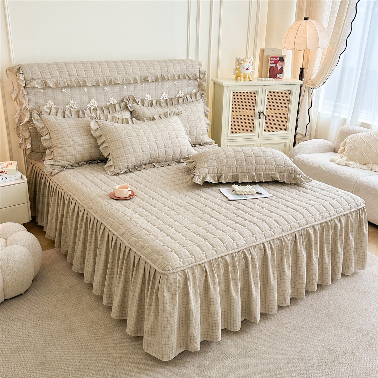 91家纺网 家纺一手货源 找家纺 十个点家纺 2025新款加厚磨毛木棉床裙三件套-格小格系列 格小格-金驼