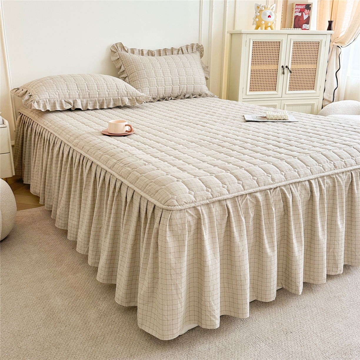 91家纺网 家纺一手货源 找家纺 十个点家纺 2025新款加厚磨毛木棉床裙三件套-格小格系列 格小格-金驼