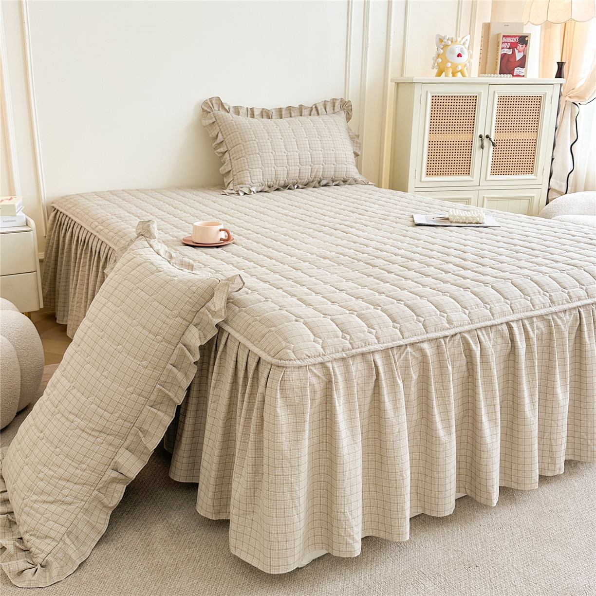 91家纺网 家纺一手货源 找家纺 十个点家纺 2025新款加厚磨毛木棉床裙三件套-格小格系列 格小格-金驼