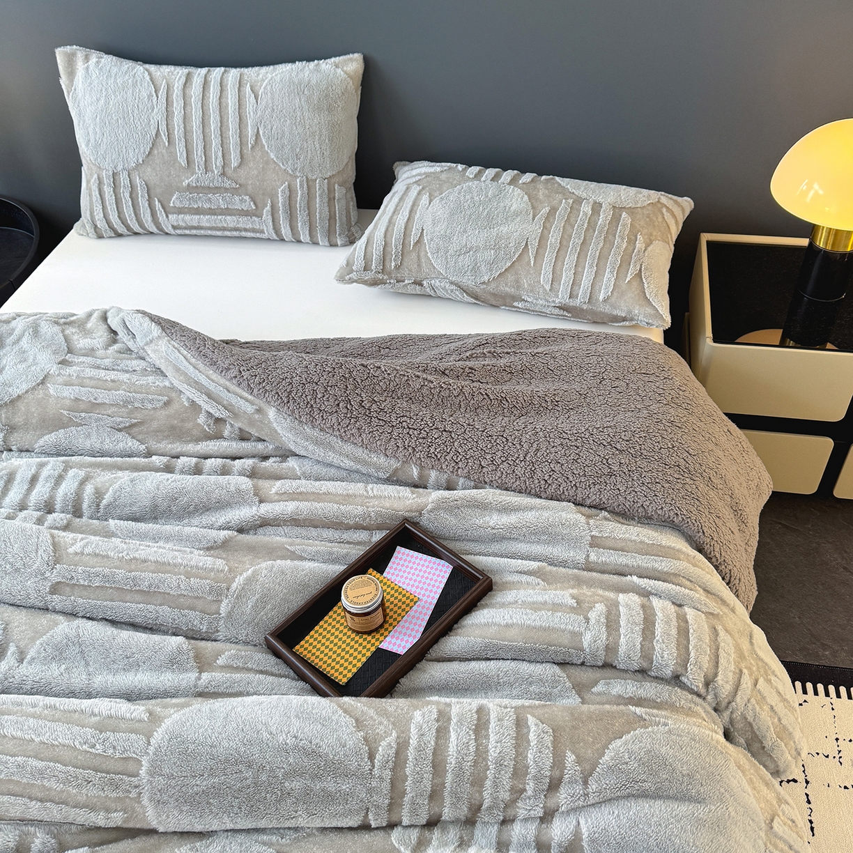 91家纺网 家纺一手货源 找家纺 枋梢家纺 2025新款亮丝兔毛绒兔毛提花北欧几何羊羔绒 双层加厚保暖盖毯 居家午睡保暖毯 几何-浅灰