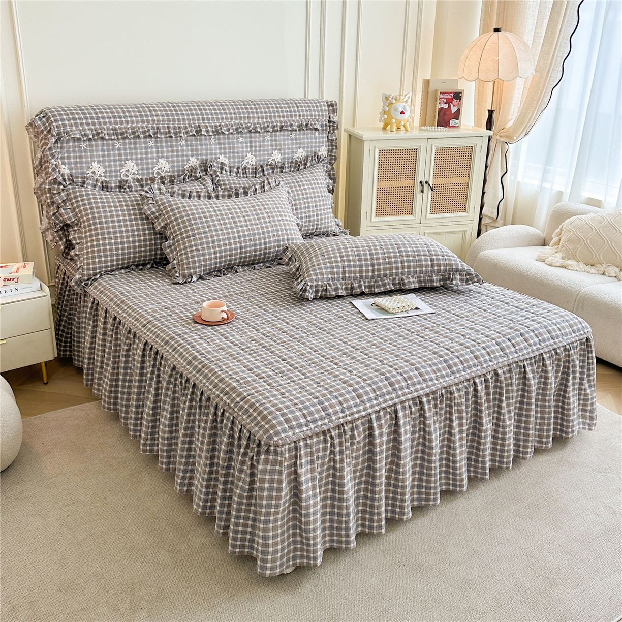 91家纺网 家纺一手货源 找家纺 十个点家纺 2025新款加厚磨毛木棉床裙三件套-格小格系列 格小格-咖