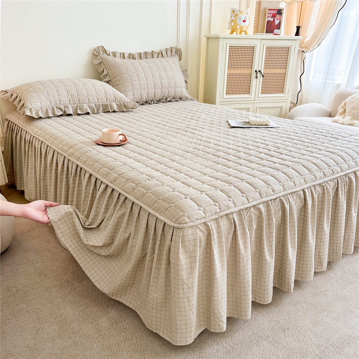 91家纺网 家纺一手货源 找家纺 十个点家纺 2025新款加厚磨毛木棉床裙三件套-格小格系列 格小格-金驼