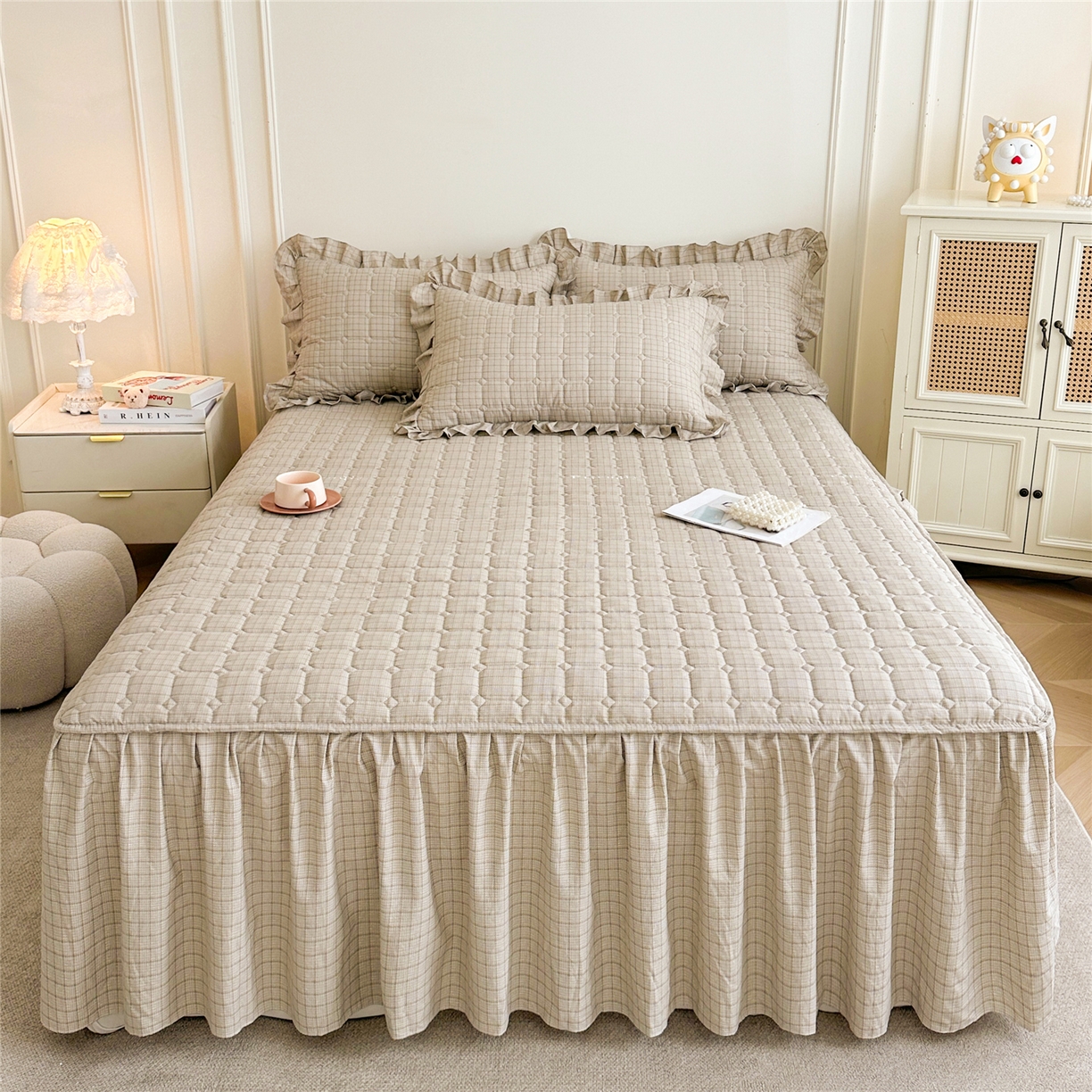 91家纺网 家纺一手货源 找家纺 十个点家纺 2025新款加厚磨毛木棉床裙三件套-格小格系列 格小格-金驼