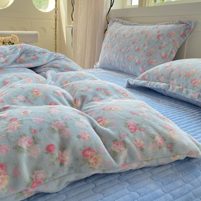 91家纺网 家纺一手货源 找家纺 富之航家纺 2025秋冬新款牛奶绒印花床盖四件套 花间梦