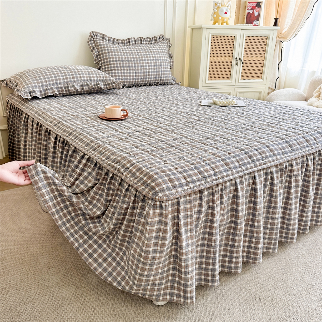 91家纺网 家纺一手货源 找家纺 十个点家纺 2025新款加厚磨毛木棉床裙三件套-格小格系列 格小格-咖