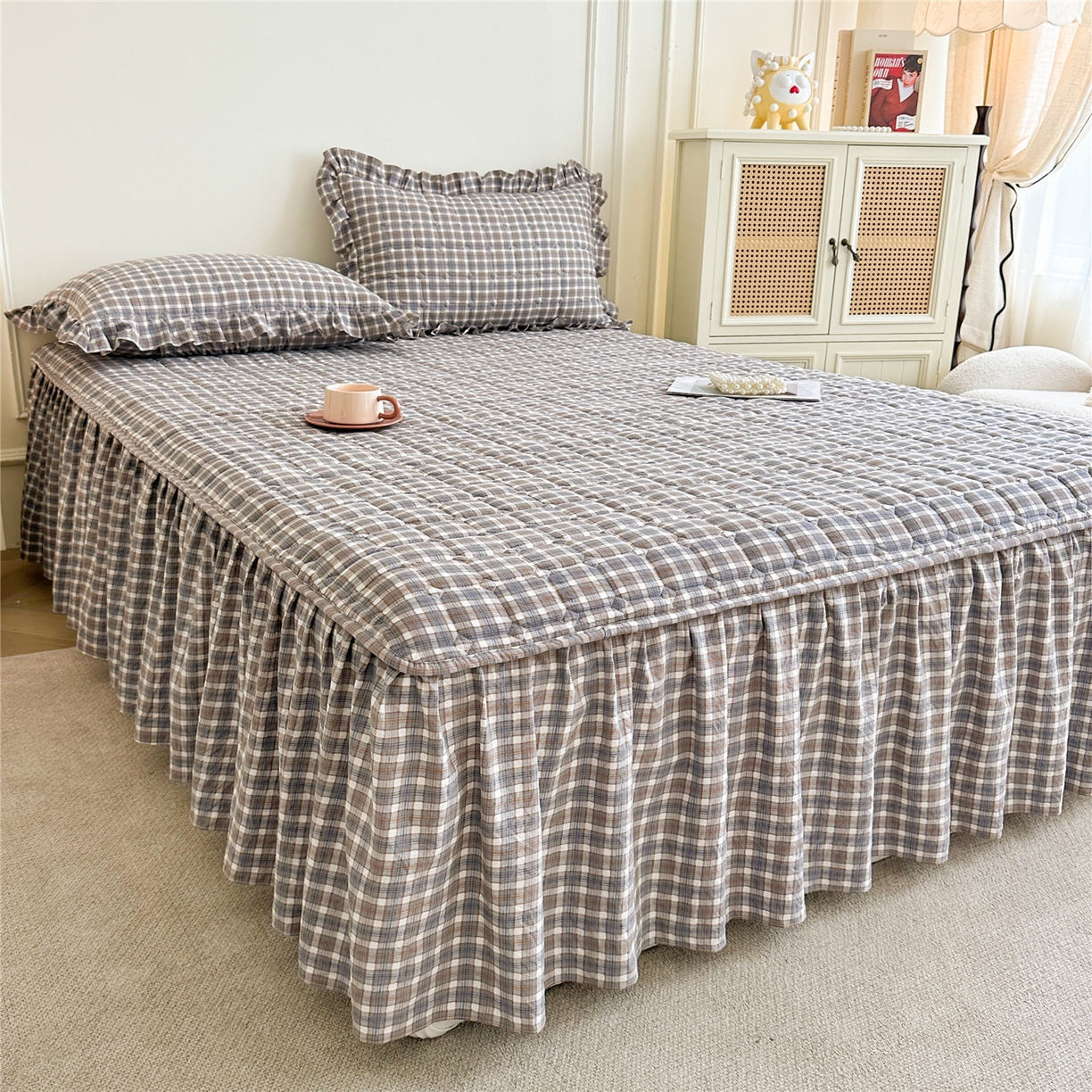 91家纺网 家纺一手货源 找家纺 十个点家纺 2025新款加厚磨毛木棉床裙三件套-格小格系列 格小格-咖