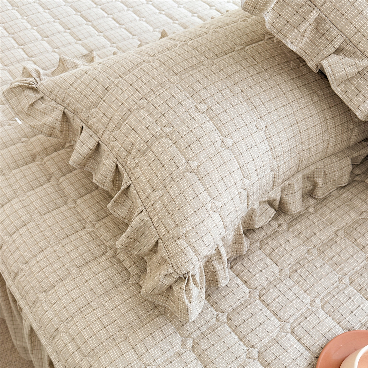 91家纺网 家纺一手货源 找家纺 十个点家纺 2025新款加厚磨毛木棉床裙三件套-格小格系列 格小格-金驼