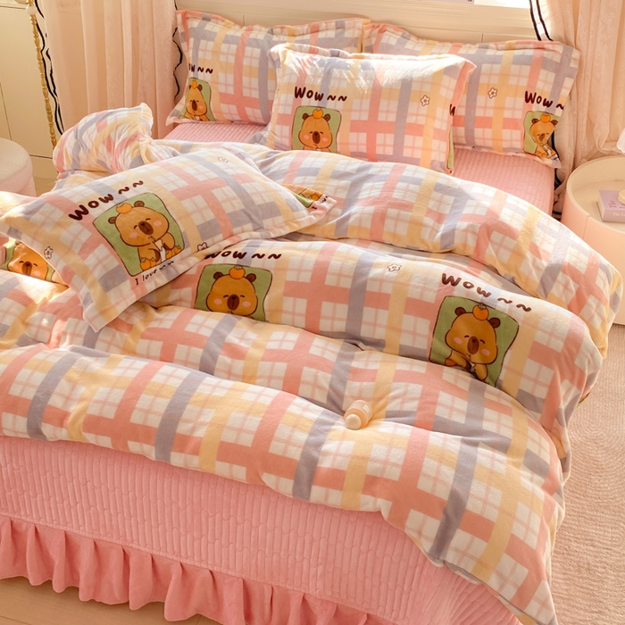 91家纺网 家纺一手货源 找家纺 富之航家纺 2025秋冬新款牛奶绒印花床盖四件套 小格熊