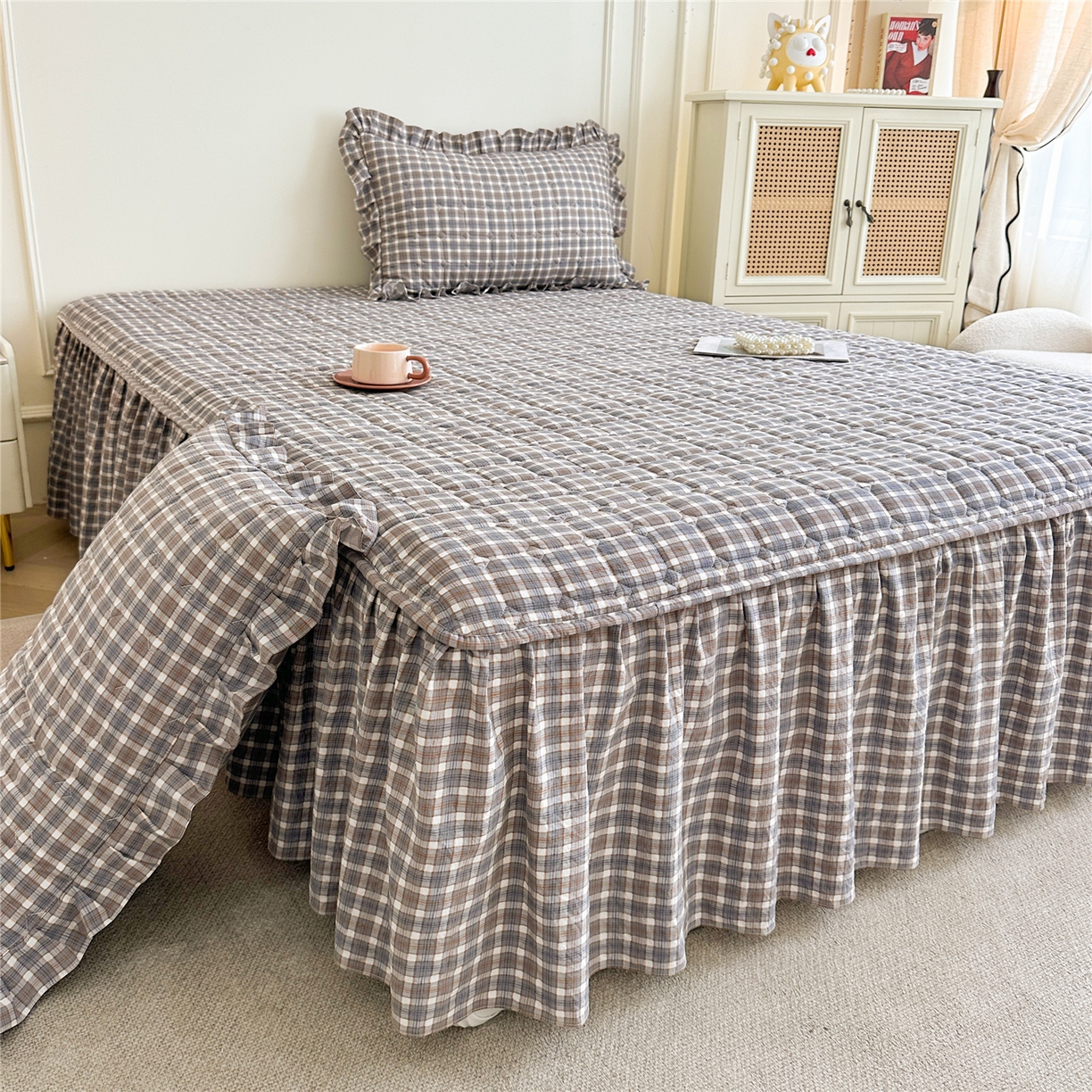 91家纺网 家纺一手货源 找家纺 十个点家纺 2025新款加厚磨毛木棉床裙三件套-格小格系列 格小格-咖