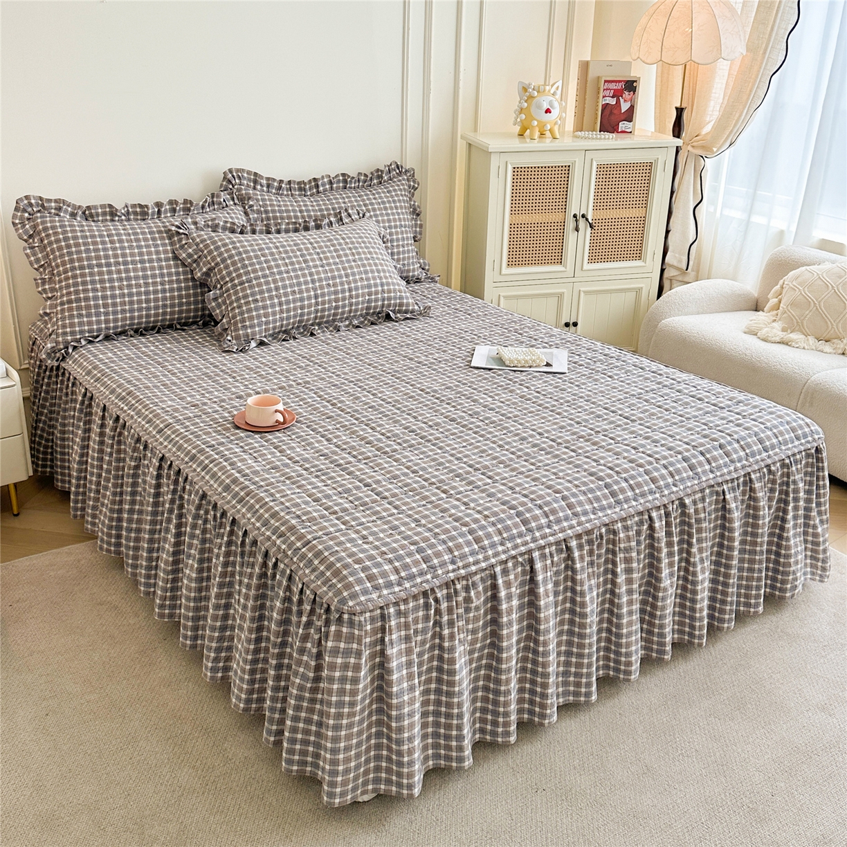 91家纺网 家纺一手货源 找家纺 十个点家纺 2025新款加厚磨毛木棉床裙三件套-格小格系列 格小格-咖