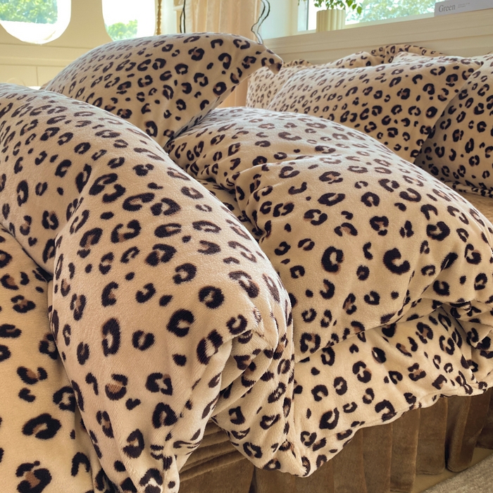 91家纺网 家纺一手货源 找家纺 富之航家纺 2025秋冬新款牛奶绒印花床盖四件套 豹纹咖