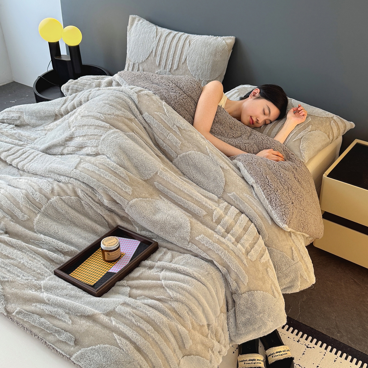 91家纺网 家纺一手货源 找家纺 枋梢家纺 2025新款亮丝兔毛绒兔毛提花北欧几何羊羔绒 双层加厚保暖盖毯 居家午睡保暖毯 几何-浅灰