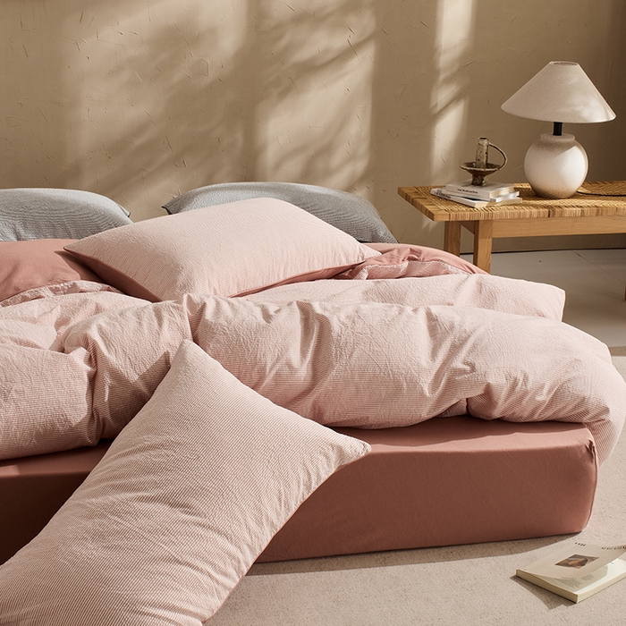 91家纺网 家纺一手货源 找家纺 LADYCOCO可可家居 2025新款针织+梭织夹棉四件套-滚绳款 泡泡纱 条纹粉色