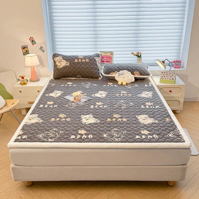 91家纺网 家纺一手货源 找家纺 喜居 2025新款高克重印花牛奶绒夹棉床褥床垫子褥子床护垫 嘟嘟熊