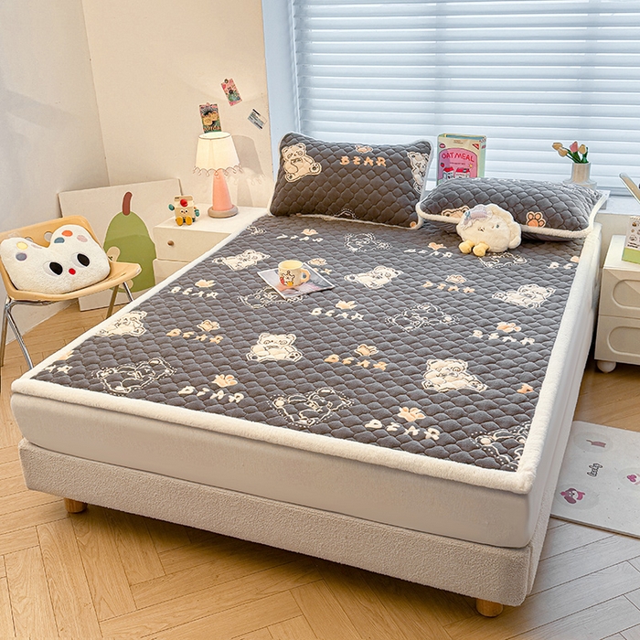 91家纺网 家纺一手货源 找家纺 喜居 2025新款高克重印花牛奶绒夹棉床褥床垫子褥子床护垫 嘟嘟熊