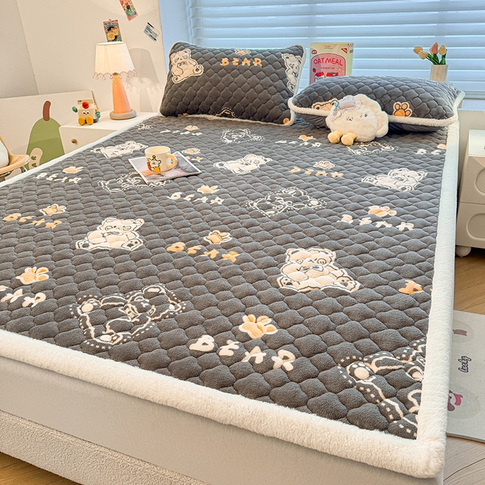 91家纺网 家纺一手货源 找家纺 喜居 2025新款高克重印花牛奶绒夹棉床褥床垫子褥子床护垫 嘟嘟熊