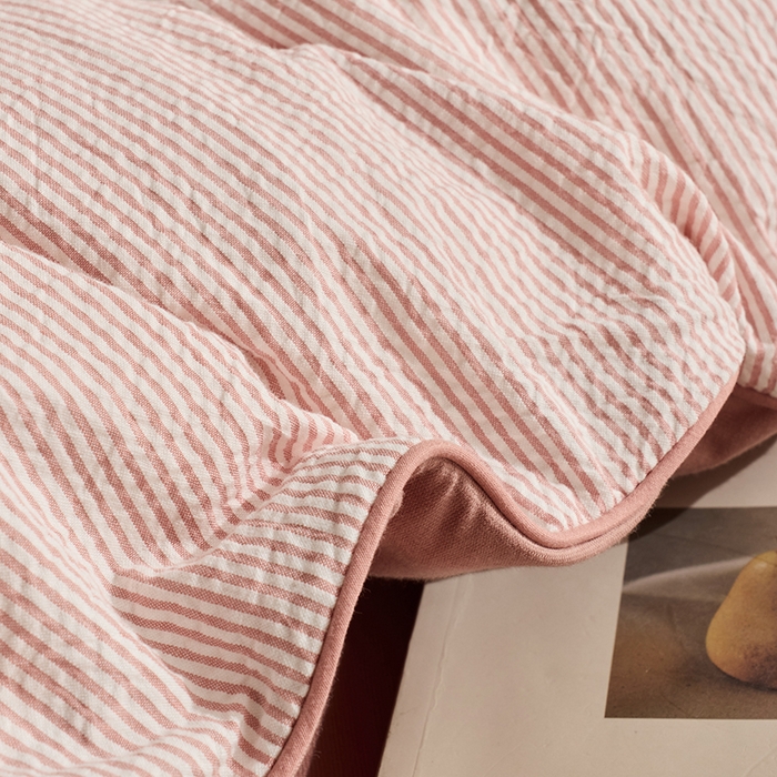 91家纺网 家纺一手货源 找家纺 LADYCOCO可可家居 2025新款针织+梭织夹棉四件套-滚绳款 泡泡纱 条纹粉色