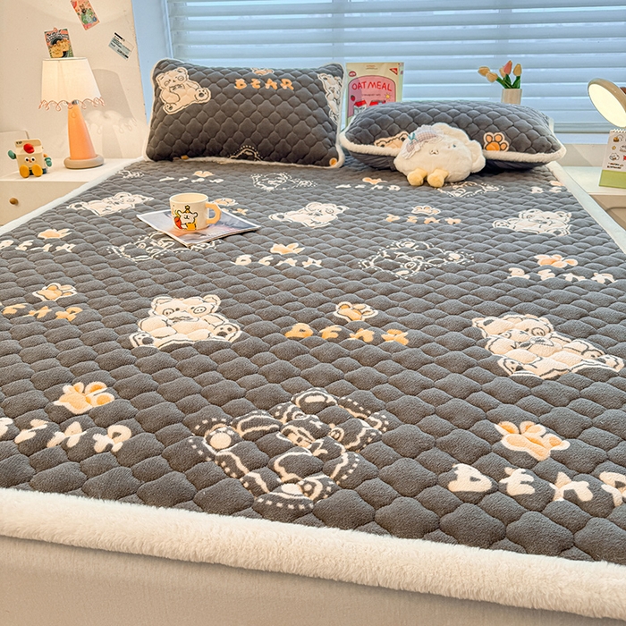 91家纺网 家纺一手货源 找家纺 喜居 2025新款高克重印花牛奶绒夹棉床褥床垫子褥子床护垫 嘟嘟熊