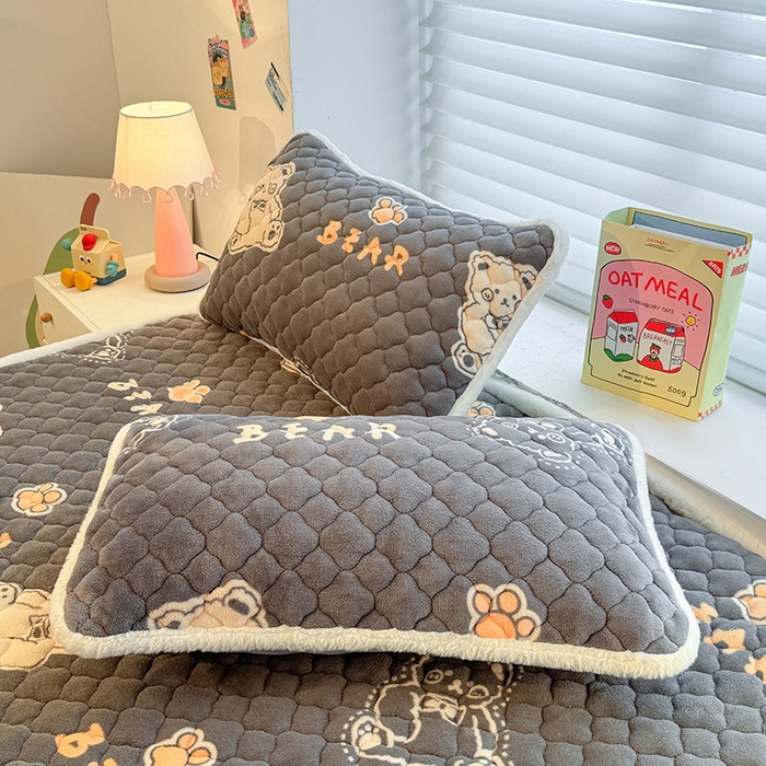 91家纺网 家纺一手货源 找家纺 喜居 2025新款高克重印花牛奶绒夹棉床褥床垫子褥子床护垫 嘟嘟熊