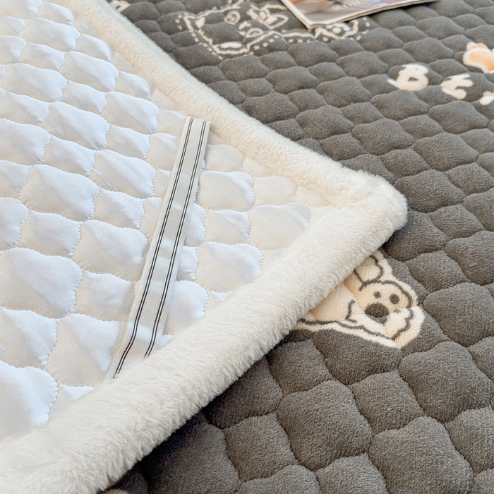 91家纺网 家纺一手货源 找家纺 喜居 2025新款高克重印花牛奶绒夹棉床褥床垫子褥子床护垫 嘟嘟熊