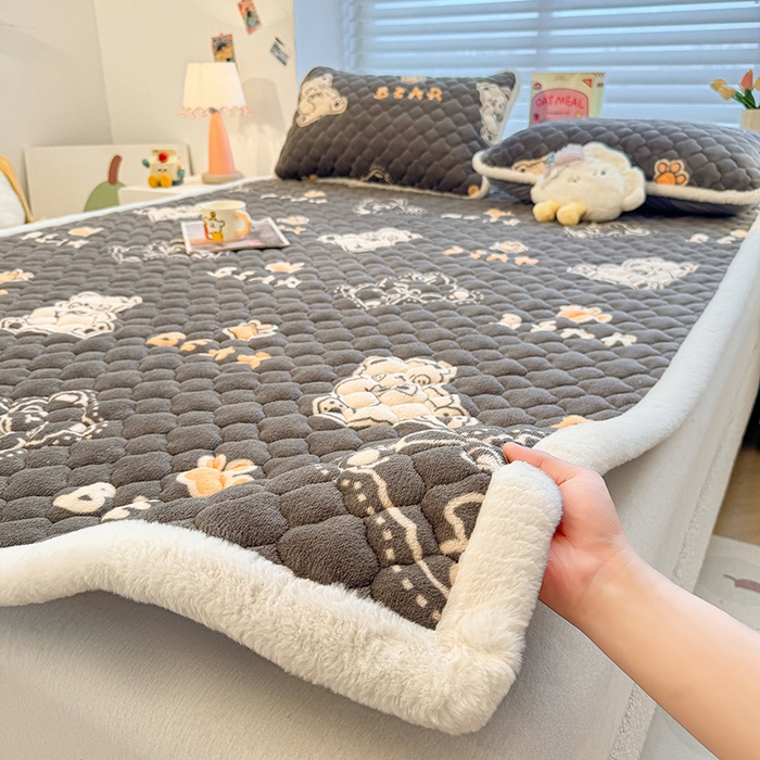91家纺网 家纺一手货源 找家纺 喜居 2025新款高克重印花牛奶绒夹棉床褥床垫子褥子床护垫 嘟嘟熊