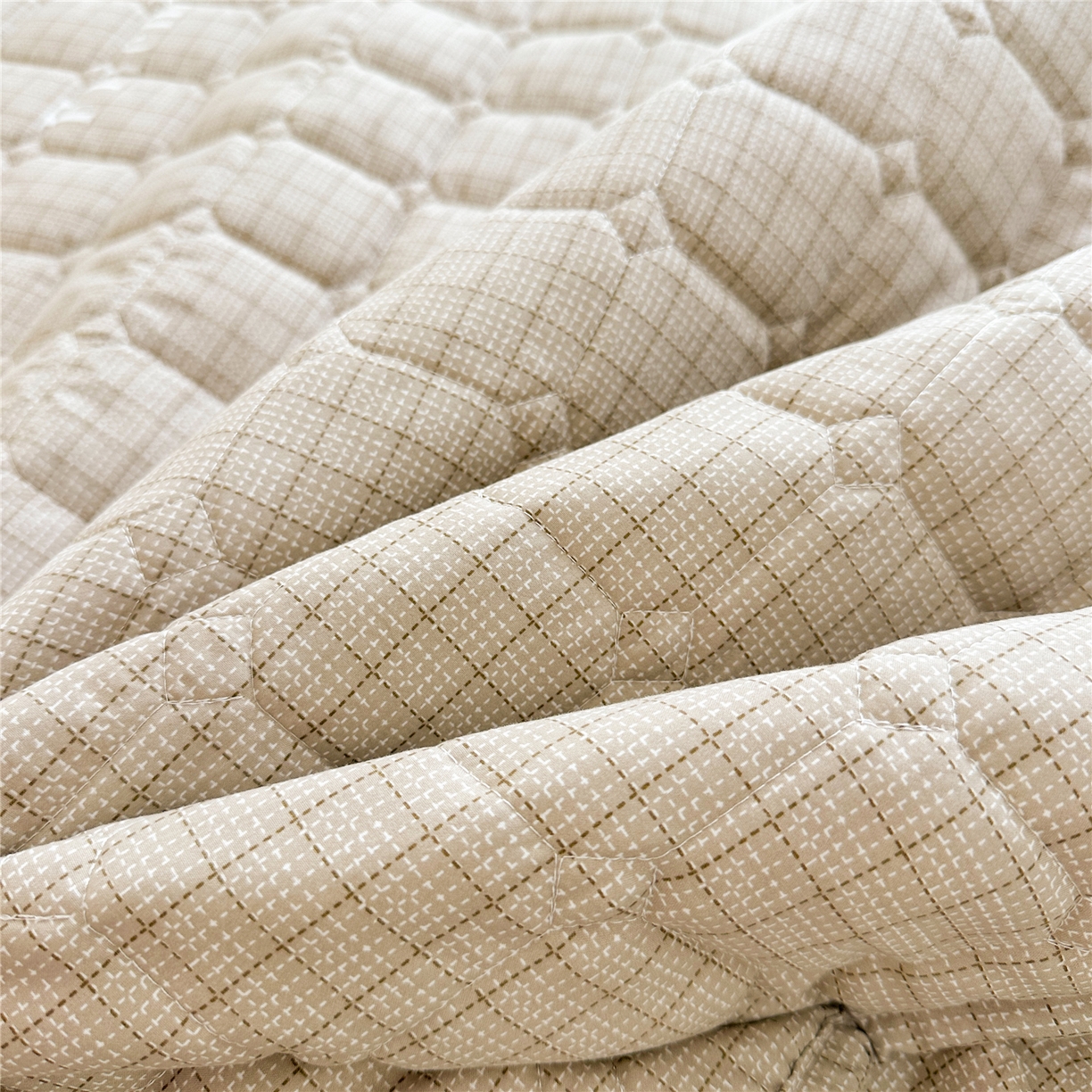 91家纺网 家纺一手货源 找家纺 十个点家纺 2025新款加厚磨毛木棉床裙三件套-格小格系列 格小格-金驼