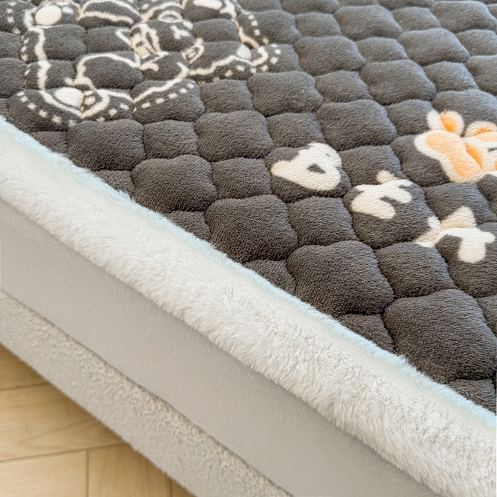 91家纺网 家纺一手货源 找家纺 喜居 2025新款高克重印花牛奶绒夹棉床褥床垫子褥子床护垫 嘟嘟熊