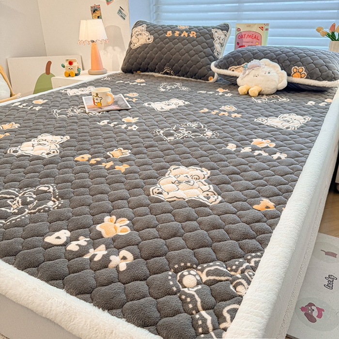 91家纺网 家纺一手货源 找家纺 喜居 2025新款高克重印花牛奶绒夹棉床褥床垫子褥子床护垫 嘟嘟熊