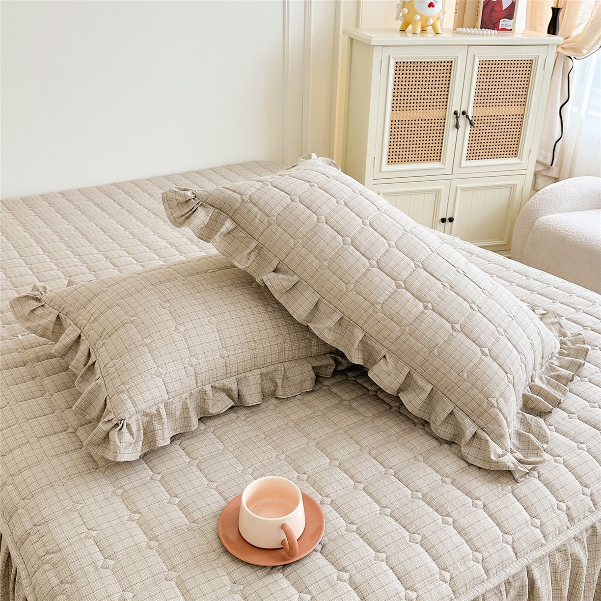 91家纺网 家纺一手货源 找家纺 十个点家纺 2025新款加厚磨毛木棉床裙三件套-格小格系列 格小格-金驼