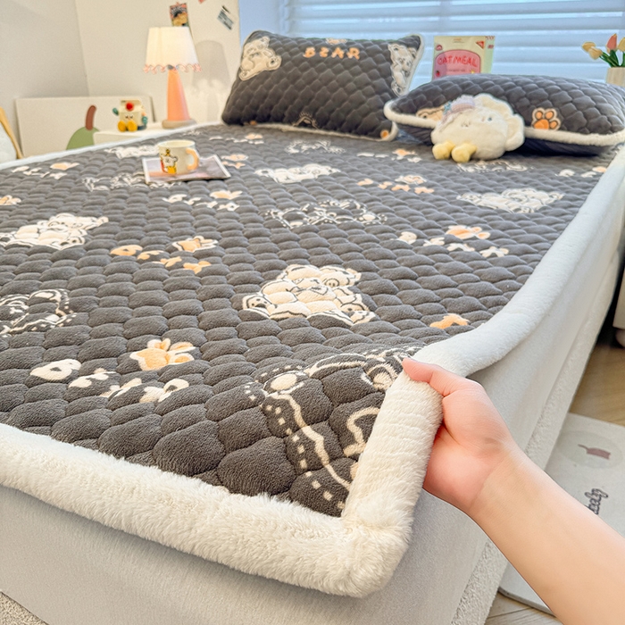 91家纺网 家纺一手货源 找家纺 喜居 2025新款高克重印花牛奶绒夹棉床褥床垫子褥子床护垫 嘟嘟熊