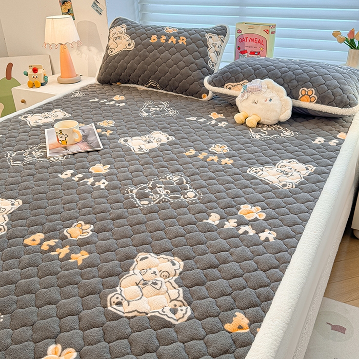 91家纺网 家纺一手货源 找家纺 喜居 2025新款高克重印花牛奶绒夹棉床褥床垫子褥子床护垫 嘟嘟熊