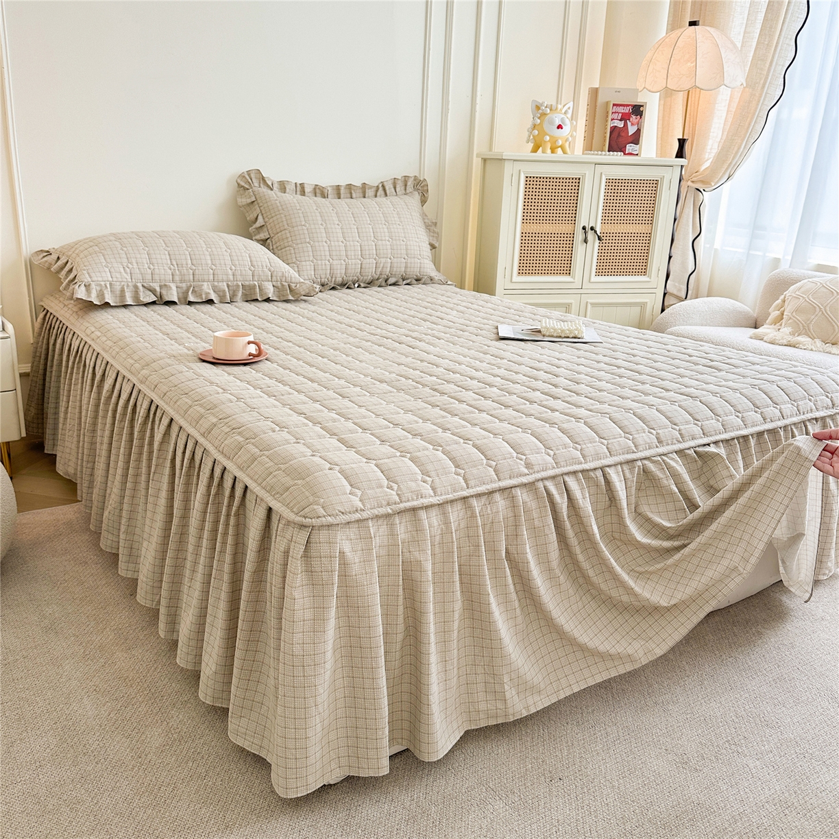 91家纺网 家纺一手货源 找家纺 十个点家纺 2025新款加厚磨毛木棉床裙三件套-格小格系列 格小格-金驼